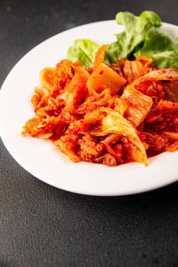 Kimçi salatalı lahana turşusu baharatlı baharatlı sebzeler lezzetli gurme yemek arkaplanı masanın üstünde rustik yiyecekler fotokopi alanı vejetaryen ve vejetaryen yemekleri.