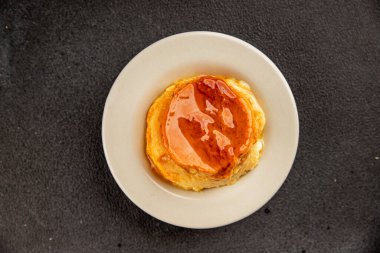 Karamelli kremalı tatlı tatlı tatlı tatlı tatlı lezzetli gurme yemek arkaplan masa rustik gıda üst görünüm fotokopi alanı