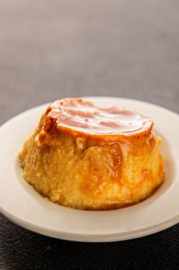 Karamelli kremalı tatlı tatlı tatlı tatlı tatlı lezzetli gurme yemek arkaplan masa rustik gıda üst görünüm fotokopi alanı