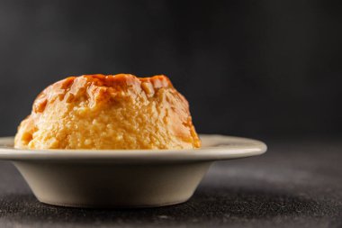 Karamelli kremalı tatlı tatlı tatlı tatlı tatlı lezzetli gurme yemek arkaplan masa rustik gıda üst görünüm fotokopi alanı