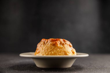 Karamelli kremalı tatlı tatlı tatlı tatlı tatlı lezzetli gurme yemek arkaplan masa rustik gıda üst görünüm fotokopi alanı