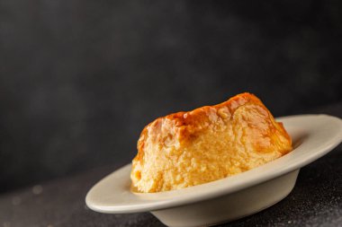 Karamelli kremalı tatlı tatlı tatlı tatlı tatlı lezzetli gurme yemek arkaplan masa rustik gıda üst görünüm fotokopi alanı