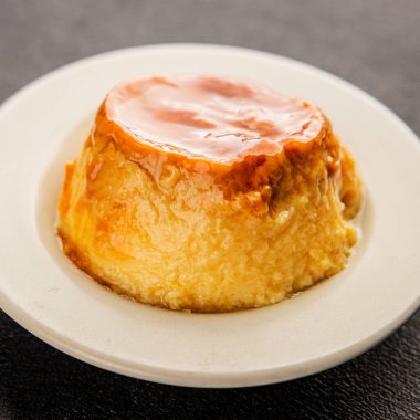 Karamelli kremalı tatlı tatlı tatlı tatlı tatlı lezzetli gurme yemek arkaplan masa rustik gıda üst görünüm fotokopi alanı