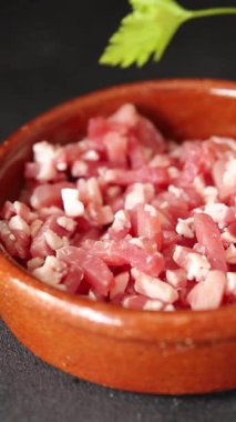 Pastırma küpleri doğranmış et küçük parçalar taze lezzetli gurme yemek arkaplanı masa rustik gıda üst görünüm fotokopi alanı