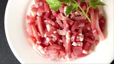 Pastırma küpleri doğranmış et küçük parçalar taze lezzetli gurme yemek arkaplanı masa rustik gıda üst görünüm fotokopi alanı