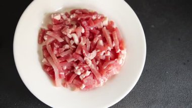 Pastırma küpleri doğranmış et küçük parçalar taze lezzetli gurme yemek arkaplanı masa rustik gıda üst görünüm fotokopi alanı