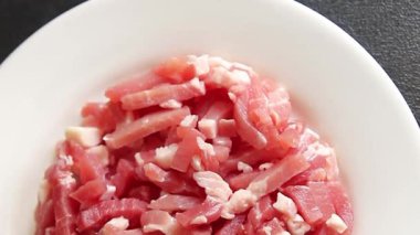 Pastırma küpleri doğranmış et küçük parçalar taze lezzetli gurme yemek arkaplanı masa rustik gıda üst görünüm fotokopi alanı