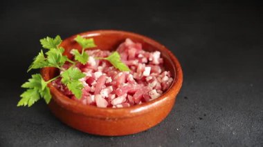 Pastırma küpleri doğranmış et küçük parçalar taze lezzetli gurme yemek arkaplanı masa rustik gıda üst görünüm fotokopi alanı