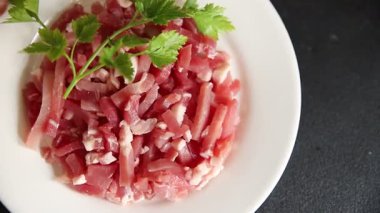 Pastırma küpleri doğranmış et küçük parçalar taze lezzetli gurme yemek arkaplanı masa rustik gıda üst görünüm fotokopi alanı