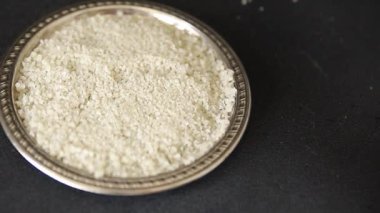 Tuz besin kristalleri deniz ürünleri tuzu baharat gıda gurme gıda arka planı masa kırsal üst görünüm fotokopi alanı