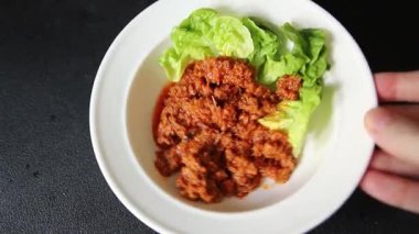 Ton balığı soslu balık konservesi taze lezzetli gurme yemek arkaplanı masanın üstünde rustik gıda fotokopi alanı keto ve paleo diyet vejetaryen diyeti.