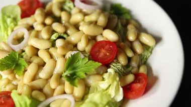 Fasulye salatası yeşil yaprak marul, domates, soğan tabağı taze lezzetli gurme yemek arkaplan masa üzerinde rustik gıda üst görünüm fotokopi alanı keto ve paleo diyet vegan ve vejetaryen gıda