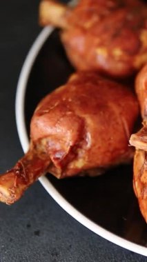 Schweinshaxe füme et pişirilmiş jambon roulka Knuckle taze şiş, lezzetli gurme yemek arkaplanı masa rustik gıda üst görünümü fotokopi alanı
