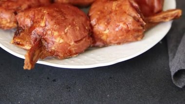 Schweinshaxe füme et pişirilmiş jambon roulka Knuckle taze şiş, lezzetli gurme yemek arkaplanı masa rustik gıda üst görünümü fotokopi alanı
