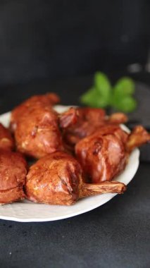 Schweinshaxe füme et pişirilmiş jambon roulka Knuckle taze şiş, lezzetli gurme yemek arkaplanı masa rustik gıda üst görünümü fotokopi alanı