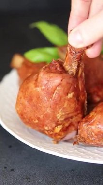Schweinshaxe füme et pişirilmiş jambon roulka Knuckle taze şiş, lezzetli gurme yemek arkaplanı masa rustik gıda üst görünümü fotokopi alanı