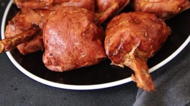 Schweinshaxe füme et pişirilmiş jambon roulka Knuckle taze şiş, lezzetli gurme yemek arkaplanı masa rustik gıda üst görünümü fotokopi alanı