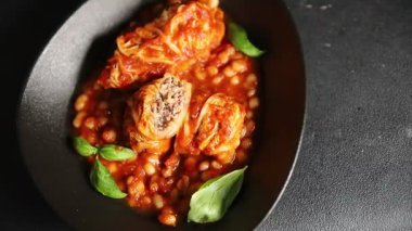 Doldurulmuş lahana sosu, fasulye eti, lahana, taze lezzetli gurme yemek arkaplanı kırsal yiyecekler, fotokopi alanı.