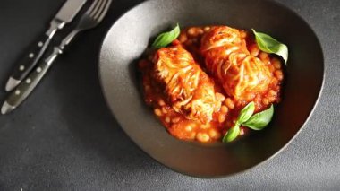 Doldurulmuş lahana sosu, fasulye eti, lahana, taze lezzetli gurme yemek arkaplanı kırsal yiyecekler, fotokopi alanı.