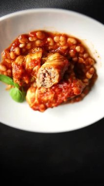 Doldurulmuş lahana sosu, fasulye eti, lahana, taze lezzetli gurme yemek arkaplanı kırsal yiyecekler, fotokopi alanı.