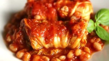 Doldurulmuş lahana sosu, fasulye eti, lahana, taze lezzetli gurme yemek arkaplanı kırsal yiyecekler, fotokopi alanı.