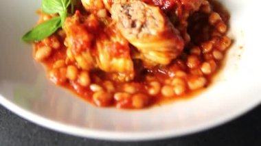 Doldurulmuş lahana sosu, fasulye eti, lahana, taze lezzetli gurme yemek arkaplanı kırsal yiyecekler, fotokopi alanı.