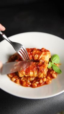 Doldurulmuş lahana sosu, fasulye eti, lahana, taze lezzetli gurme yemek arkaplanı kırsal yiyecekler, fotokopi alanı.