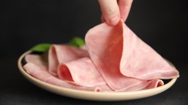 Jambon eti dilimler domuz eti taze lezzetli gurme yemek arkaplanı masa üzerinde rustik gıda üst görünüm fotokopi alanı