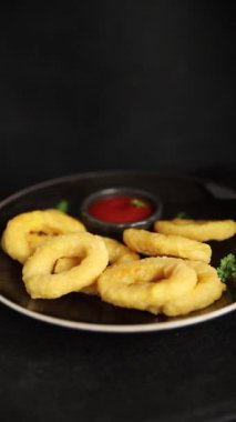 Colmar halkaları kızarmış yiyecek fast food çıtır çıtır aperatif taze lezzetli gurme yemek arkaplanı masa rustik gıda üst görünümü fotokopi alanı üzerinde