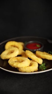 Colmar halkaları kızarmış yiyecek fast food çıtır çıtır aperatif taze lezzetli gurme yemek arkaplanı masa rustik gıda üst görünümü fotokopi alanı üzerinde