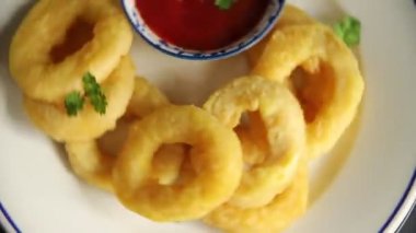 Colmar halkaları kızarmış yiyecek fast food çıtır çıtır aperatif taze lezzetli gurme yemek arkaplanı masa rustik gıda üst görünümü fotokopi alanı üzerinde