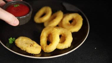 Colmar halkaları kızarmış yiyecek fast food çıtır çıtır aperatif taze lezzetli gurme yemek arkaplanı masa rustik gıda üst görünümü fotokopi alanı üzerinde