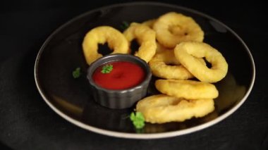 Colmar halkaları kızarmış yiyecek fast food çıtır çıtır aperatif taze lezzetli gurme yemek arkaplanı masa rustik gıda üst görünümü fotokopi alanı üzerinde