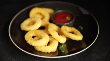 Colmar halkaları kızarmış yiyecek fast food çıtır çıtır aperatif taze lezzetli gurme yemek arkaplanı masa rustik gıda üst görünümü fotokopi alanı üzerinde