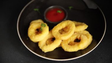 Colmar halkaları kızarmış yiyecek fast food çıtır çıtır aperatif taze lezzetli gurme yemek arkaplanı masa rustik gıda üst görünümü fotokopi alanı üzerinde