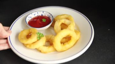 Colmar halkaları kızarmış yiyecek fast food çıtır çıtır aperatif taze lezzetli gurme yemek arkaplanı masa rustik gıda üst görünümü fotokopi alanı üzerinde