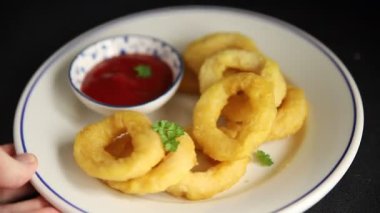 Colmar halkaları kızarmış yiyecek fast food çıtır çıtır aperatif taze lezzetli gurme yemek arkaplanı masa rustik gıda üst görünümü fotokopi alanı üzerinde