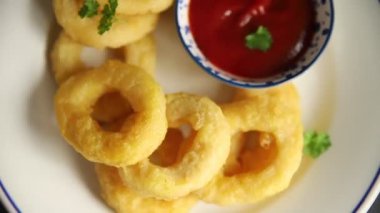 Colmar halkaları kızarmış yiyecek fast food çıtır çıtır aperatif taze lezzetli gurme yemek arkaplanı masa rustik gıda üst görünümü fotokopi alanı üzerinde