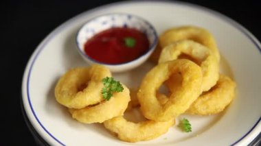 Colmar halkaları kızarmış yiyecek fast food çıtır çıtır aperatif taze lezzetli gurme yemek arkaplanı masa rustik gıda üst görünümü fotokopi alanı üzerinde