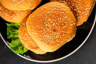 Bun burger kabarık yumuşak çörekler taze lezzetli gurme yemekleri pişiriyor masanın üstünde rustik yiyecekler üst görünümde fotokopi alanı