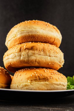 Bun burger kabarık yumuşak çörekler taze lezzetli gurme yemekleri pişiriyor masanın üstünde rustik yiyecekler üst görünümde fotokopi alanı