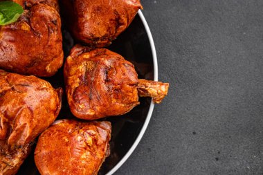 Eklem füme et, jambon roulka taze şiş lezzetli gurme yemek arkaplanı masa kırsal yemek üst görünüm kopyalama alanı