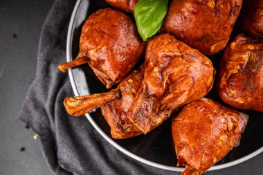 Eklem füme et, jambon roulka taze şiş lezzetli gurme yemek arkaplanı masa kırsal yemek üst görünüm kopyalama alanı