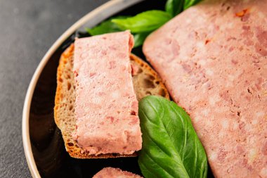 Pate et biber domuz ciğeri, domuz eti riyet taze lezzetli gurme yemek arka planı masa rustik gıda üst görünüm fotokopi alanı