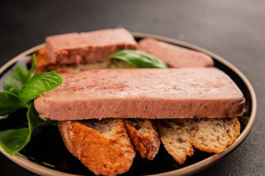 Pate et biber domuz ciğeri, domuz eti riyet taze lezzetli gurme yemek arka planı masa rustik gıda üst görünüm fotokopi alanı