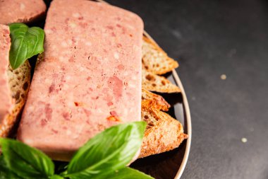 Pate et biber domuz ciğeri, domuz eti riyet taze lezzetli gurme yemek arka planı masa rustik gıda üst görünüm fotokopi alanı