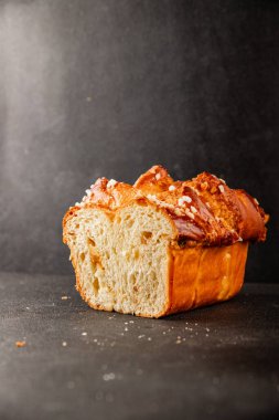 Brioche tatlı tatlı tatlı fırında pişmiş yiyecekler taze lezzetli gurme yemek arka planı masa rustik gıda üst görünüm fotokopi alanı