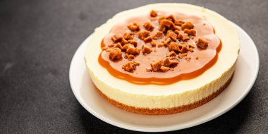 Cheesecake tuzlu karamel tatlı tatlı lezzetli gurme yemek arka planı masa rustik gıda üst görünüm fotokopi alanı
