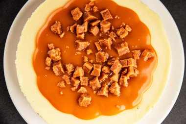 Cheesecake tuzlu karamel tatlı tatlı lezzetli gurme yemek arka planı masa rustik gıda üst görünüm fotokopi alanı