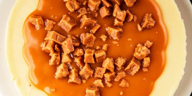 Cheesecake tuzlu karamel tatlı tatlı lezzetli gurme yemek arka planı masa rustik gıda üst görünüm fotokopi alanı